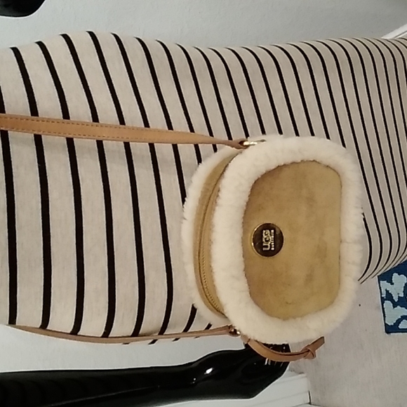 UGG Crossbody - Picture 6 of 6